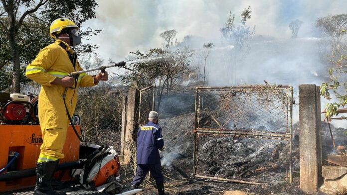 fogo o Corpo de Bombeiros, atuou rapidamente para evitar que um incêndio se alastrasse e atingisse residências.