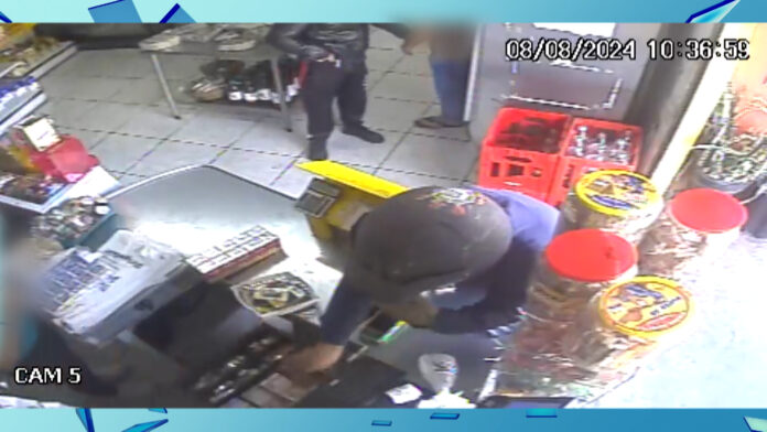 Homens rendem funcionários e roubam mercadinho; veja flagrante
