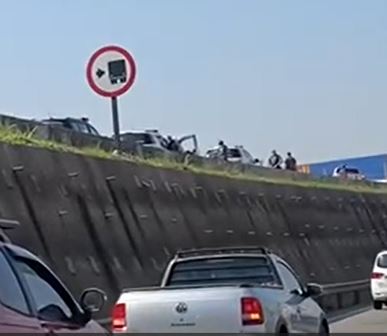 Caminhonete de luxo roubada acaba em perseguição na rodovia Dom Pedro