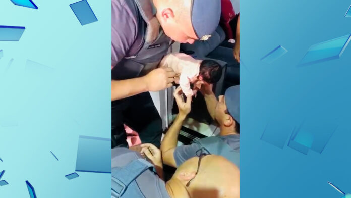Bebê de três dias engasga com leite e é salva por policiais