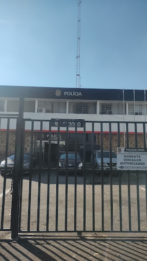 Motociclista morre após bater em poste em avenida de São José Motociclista morre após bater em poste em avenida de São José