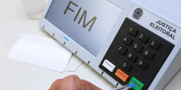 Urna eletrônica Casal pede bênção à Nossa Senhora para conquistar a casa própria