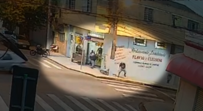 Ao ser atingido pelos tiros, Salatiel caiu no chão. O homem suspeito de cometer os tiros fugiu logo em seguida, deixando a corrida local.