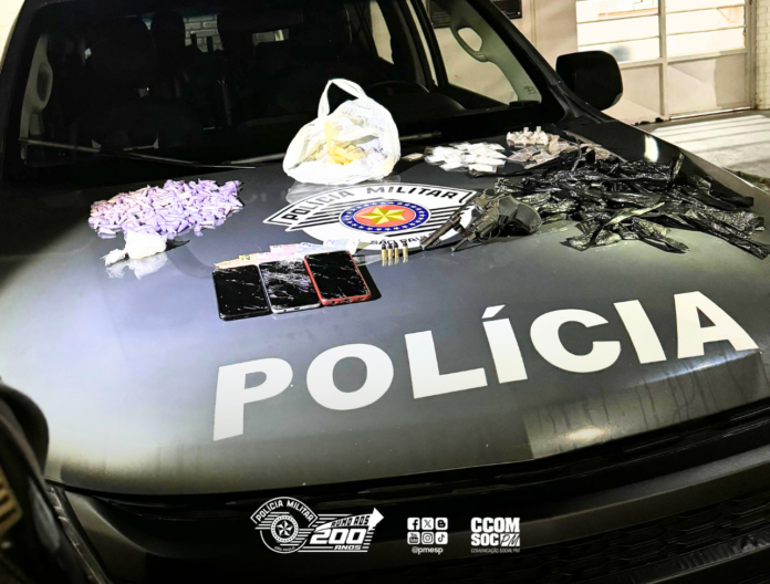 Três são presos com drogas e dois revólveres em Guaratinguetá Três são presos com drogas e dois revólveres em Guaratinguetá