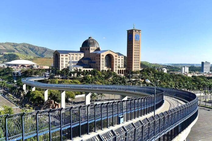 WhatsApp Image 2024-09-02 at 12.15.03 Ônibus tomba no retorno de romaria à Aparecida e deixa feridos