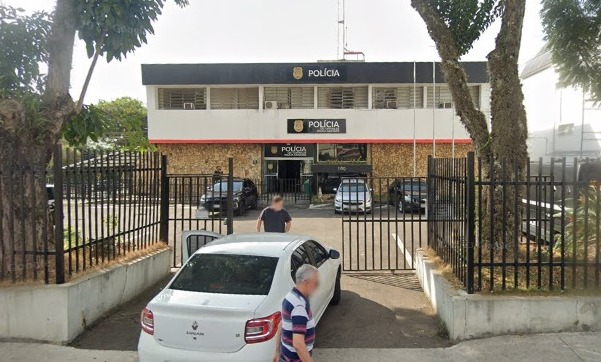 Pai e filho são presos após baterem carro furtado em São José