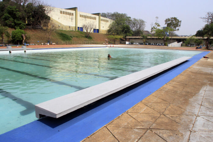 Piscinas públicas são reabertas devido as altas temperaturas