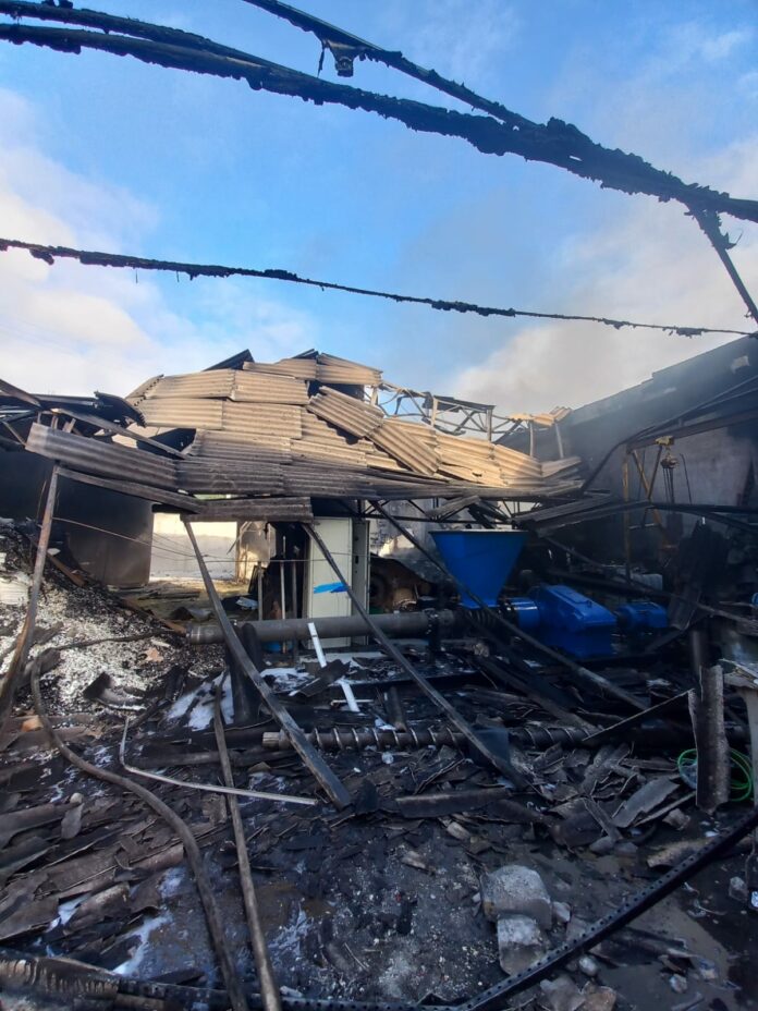 Incêndio de grandes proporções atinge depósito de recicláveis Incêndio de grandes proporções atinge depósito de recicláveis