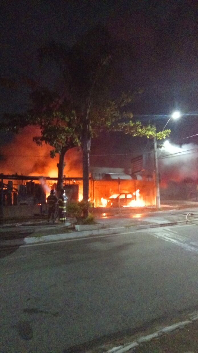 Loja de materiais de construção pega fogo em Taubaté Loja de materiais de construção pega fogo em Taubaté