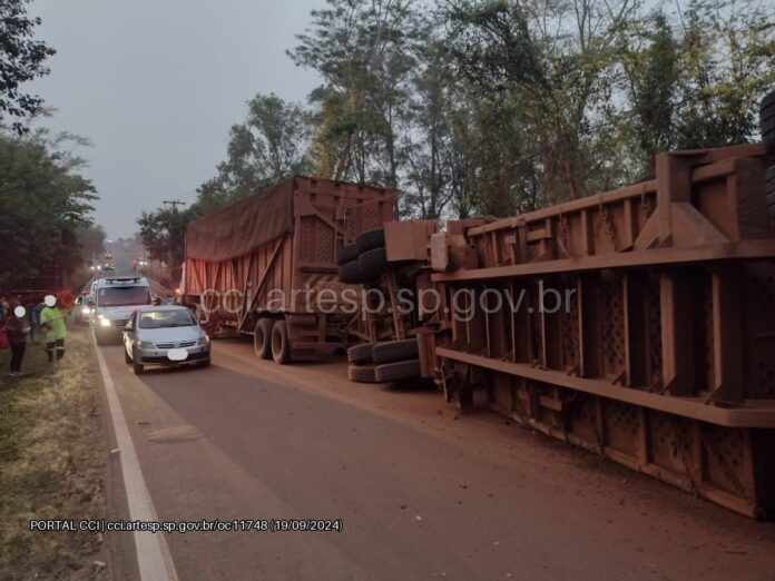 Carreta bitrem carregada com cana-de-açúcar tomba e interdita rodovia Zeferino Vaz