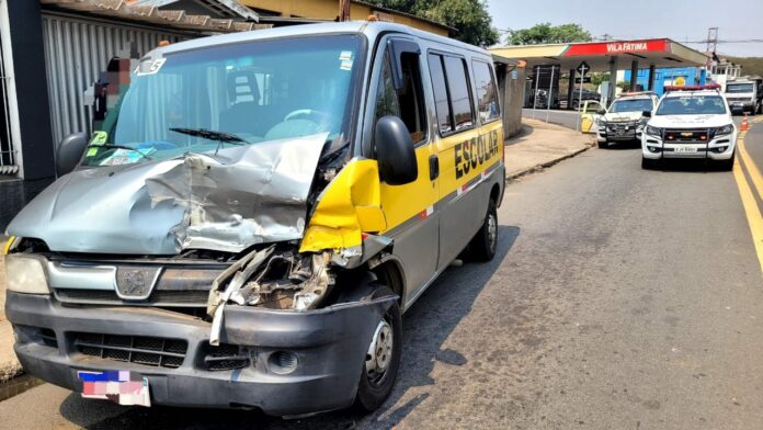 A van colidiu na traseira do caminhão, resultando em ferimentos leves para os ocupantes.