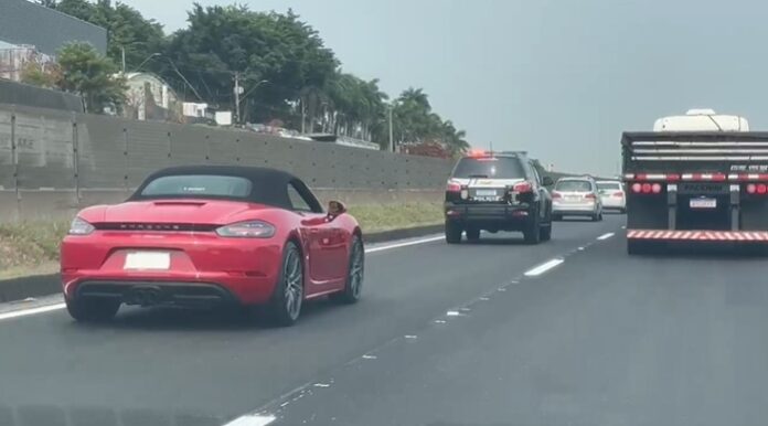 Operação contra pirataria apreende dois carros de luxo em São José Operação contra pirataria apreende dois carros de luxo em São José