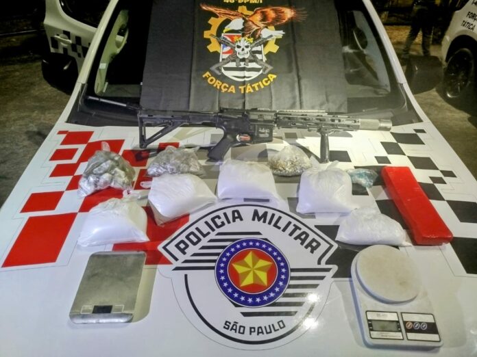 WhatsApp Image 2024-09-20 at 09.08.47 Homem é preso com drogas, motor de moto roubada e réplica de fuzil em São José