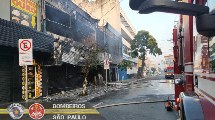 Incêndio destrói loja de bijuterias no Centro de Taubaté Incêndio destrói loja de bijuterias no Centro de Taubaté