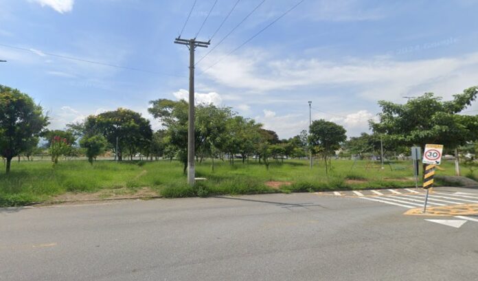 Dois jovens são mortos a tiros em Pindamonhangaba Dois jovens são mortos a tiros em Pindamonhangaba