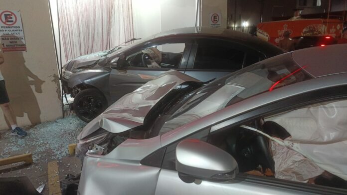 Carro invade sexshop após se envolver em acidente em São José Carro invade sexshop após se envolver em acidente em São José