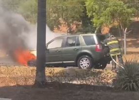 Aumenta o número de carros que pegam fogo no trânsito: saiba como se prevenir Aumenta o número de carros que pegam fogo no trânsito: saiba como se prevenir