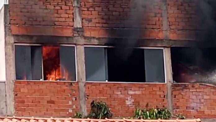 Fogo em residência assusta moradores de Jaguariúna Fogo em residência assusta moradores de Jaguariúna