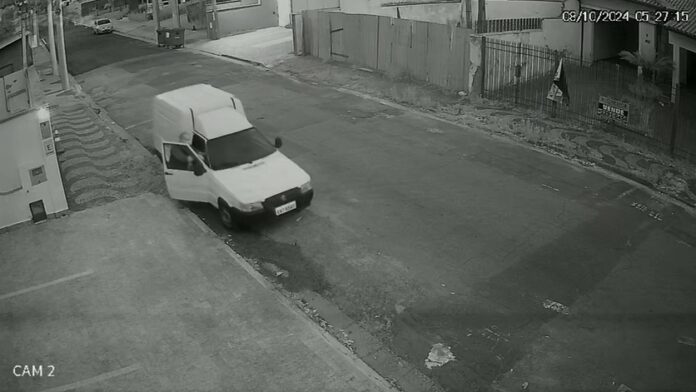 Captura de tela 2024-10-10 092854 VÍDEO: Homem furta Fiorino e leva o carro empurrando