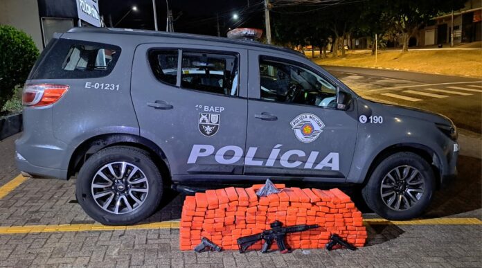 A polícia apreendeu 137 quilos e 200 gramas de maconha, 826 gramas de cocaína, além de munições de diversos calibres. Também foram encontrados no local uma pistola Taurus modelo G2C calibre 9mm com numeração suprimida, um simulacro de fuzil, dois simulacros de pistola, três celulares, quatro balanças de precisão, sete mil frascos tipo 