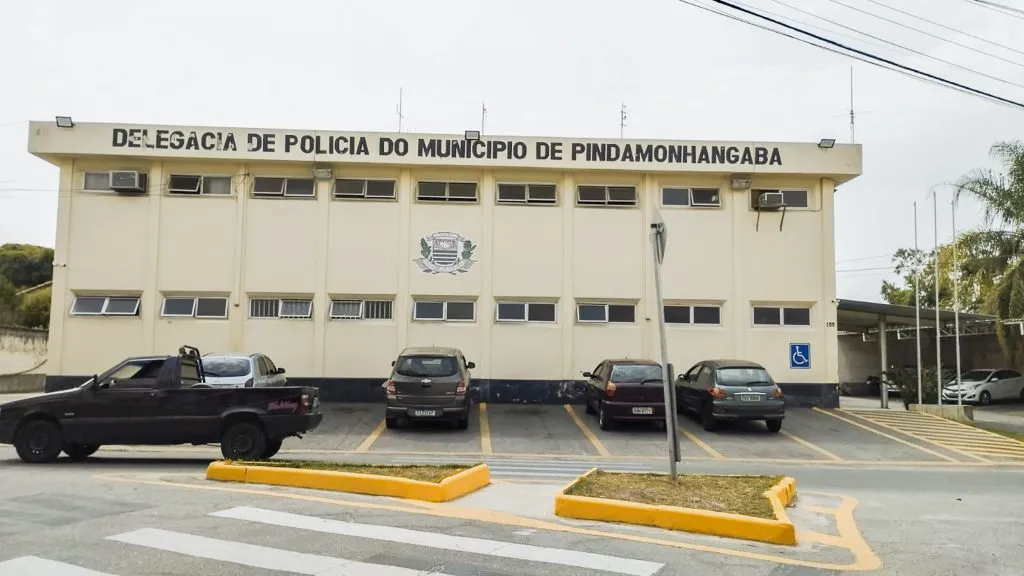 Homem é encontrado baleado próximo a uma bicicleta e morre em Pindamonhangaba