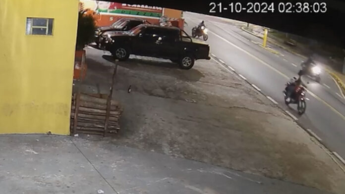 A ação criminosa foi rápida e durou apenas alguns minutos. Os assaltantes quebraram a fachada de vidro da loja para ter acesso ao interior, de onde furtaram os veículos e os acessórios.