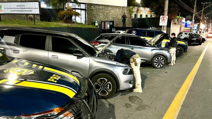 Casal é preso e PRF recupera dois veículos clonados em Jacareí