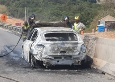 Carro pega fogo na Via Dutra, em São José dos Campos