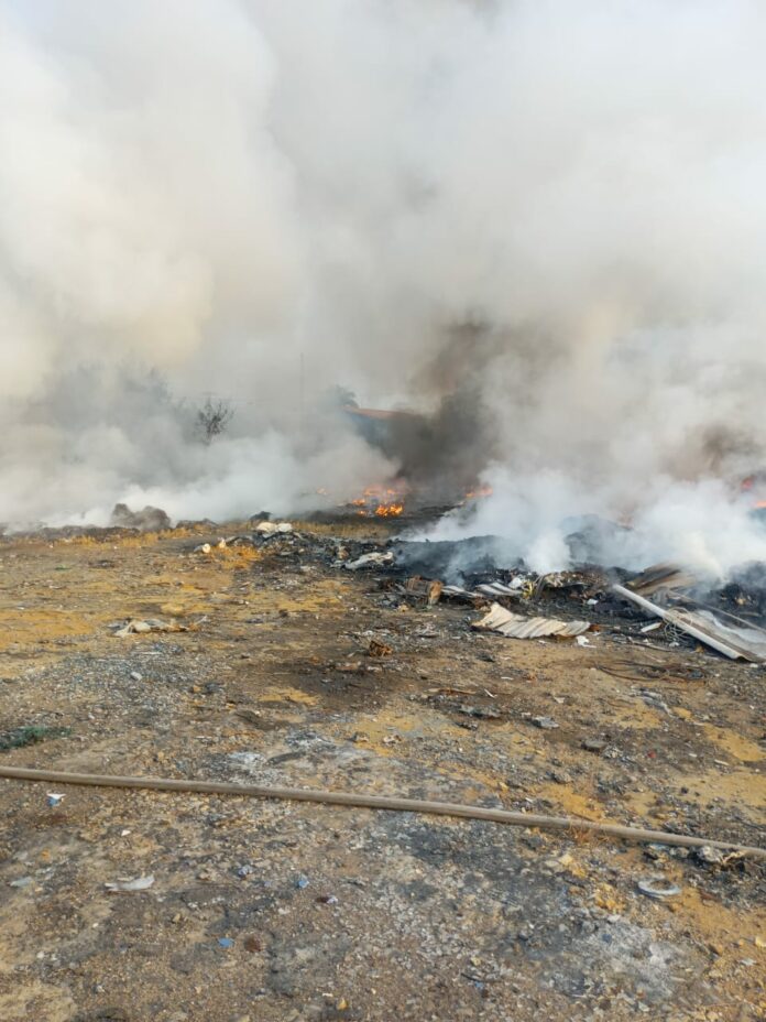 Área de vegetação pega fogo em Taubaté Área de vegetação pega fogo em Taubaté