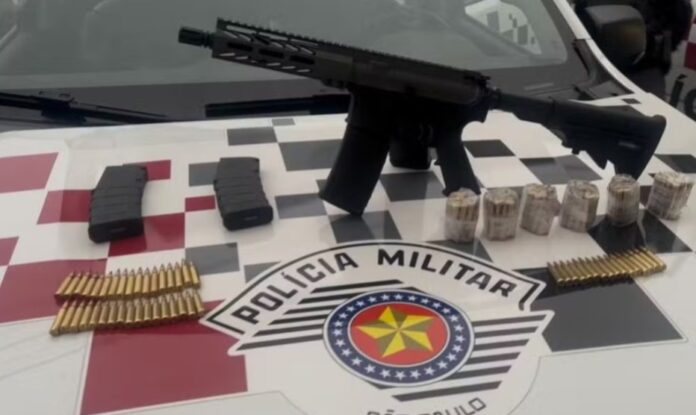 Mulher é presa com arma de fogo e 170 munições em Taubaté Mulher é presa com arma de fogo e 170 munições em Taubaté