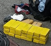 PM apreende 23 tijolos de drogas e prende motorista na Tamoios PM apreende 23 tijolos de drogas e prende motorista na Tamoios