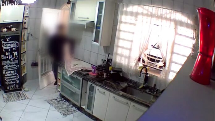 VÍDEO: Trio invade residência em Taubaté e leva objetos de valor em malas furtadas