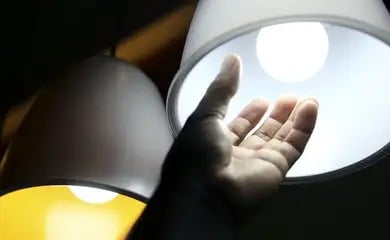 lampadas, energia elétrica, aneel 19 cidades do Vale do Paraíba terão a conta de energia mais barata a partir da próxima semana