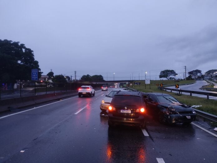 11 ficam feridos em acidente envolvendo três carros e van na Dutra em São José 11 ficam feridos em acidente envolvendo três carros e van na Dutra em São José