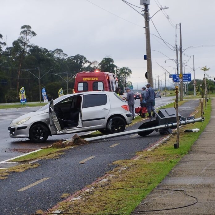Carro bate contra poste na via Cambuí em São José dos Campos
