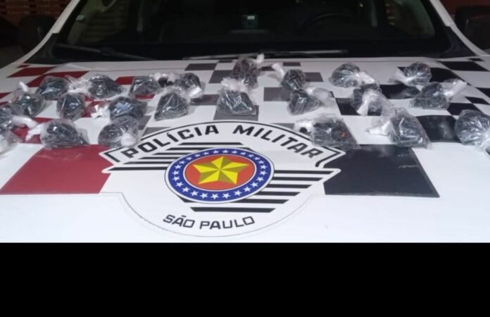 Homem é preso com mais de 650 pinos de cocaína em Lorena Homem é preso com mais de 650 pinos de cocaína em Lorena