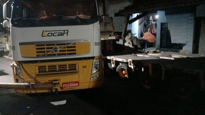 Carreta perde freio e atinge casa em Taubaté Carreta perde freio e atinge casa em Taubaté