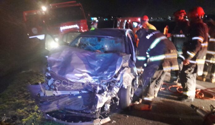 Três pessoas morrem em acidente envolvendo carros, caminhão e boi em São José dos Campos Três pessoas morrem em acidente envolvendo carros, caminhão e boi em São José dos Campos