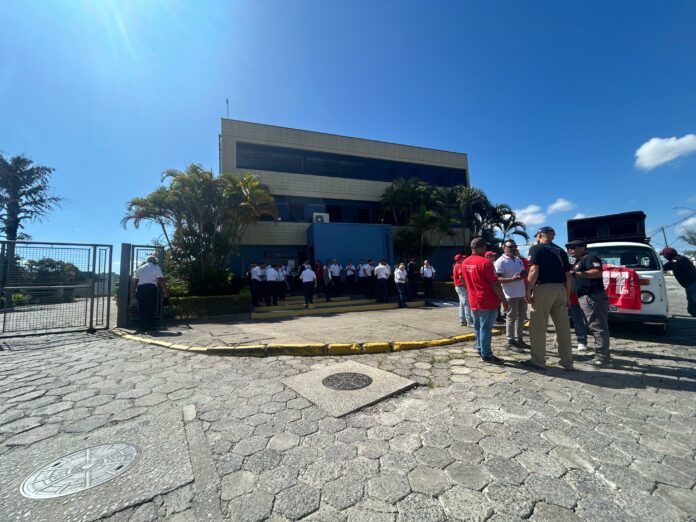 Motoristas e cobradores do transporte público de Jacareí fazem greve Motoristas e cobradores do transporte público de Jacareí fazem greve