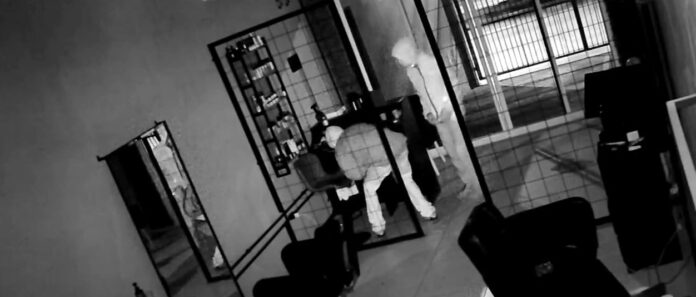 VÍDEO: Barbearia é furtada e tem cerca de R$ 12 mil em prejuízo em São José VÍDEO: Barbearia é furtada e tem cerca de R$ 12 mil em prejuízo em São José