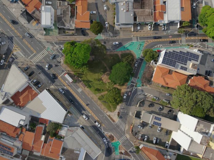 Avenida Andrade Neves tem bloqueio para reparo da via