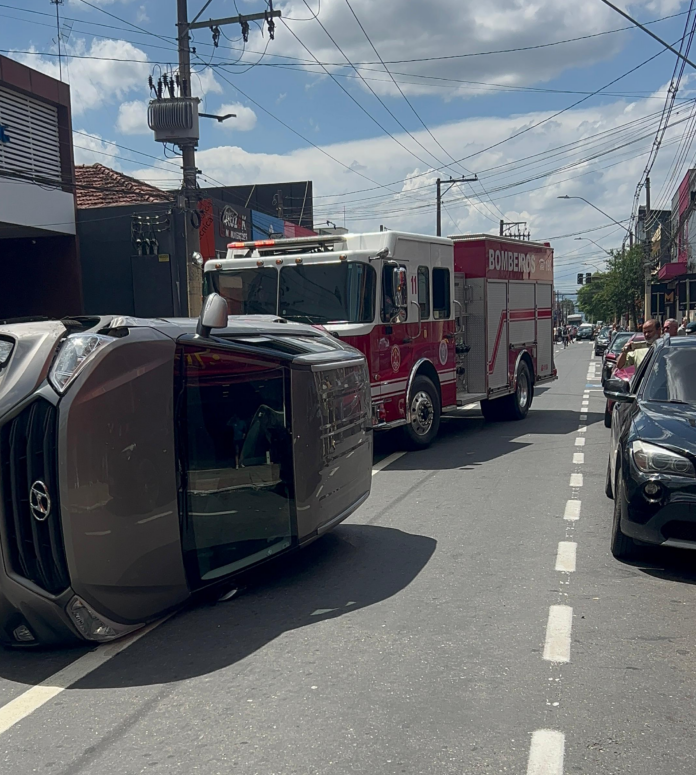 VÍDEO: Carro capota após bater em outro no Centro de São José dos Campos VÍDEO: Carro capota após bater em outro no Centro de São José dos Campos