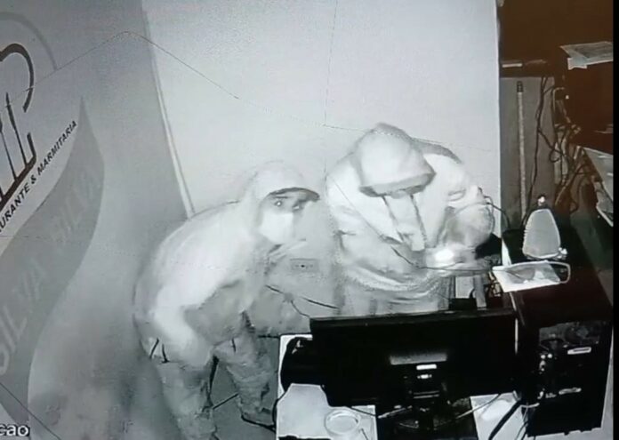 VÍDEO: Criminosos invadem e furtam restaurante da zona leste de São José