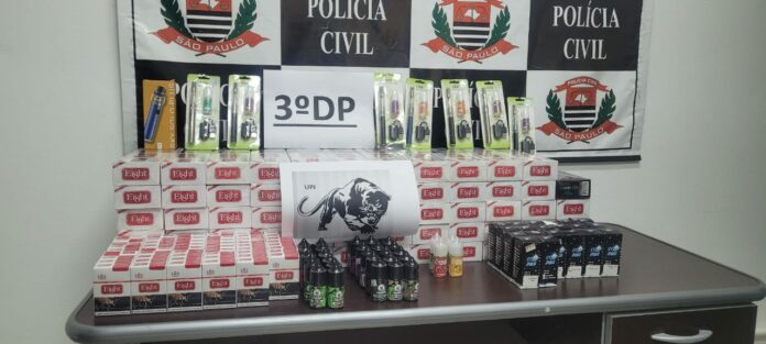 foto No local, foram apreendidos 53 maços de cigarro, 8 cigarros eletrônicos e 56 pacotes de essências para dispositivos eletrônicos.