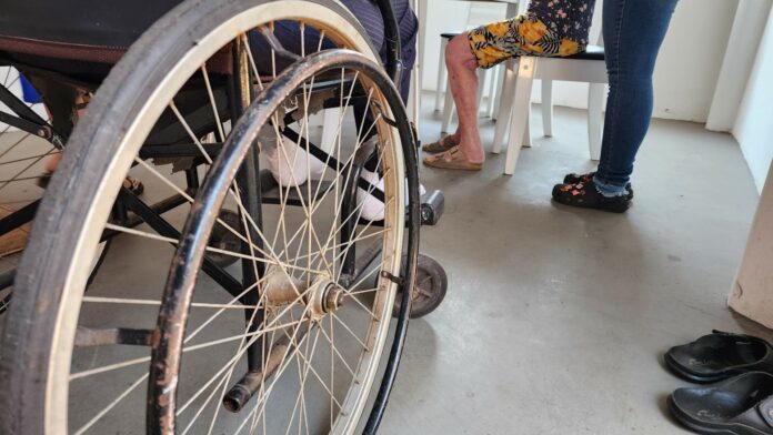 Três idosos, com idades entre 75 e 90 anos, foram encontrados em situação de maus-tratos. Os familiares foram imediatamente acionados para resgatar os residentes.