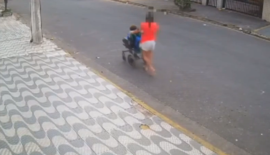 mulher com criança cadeirante