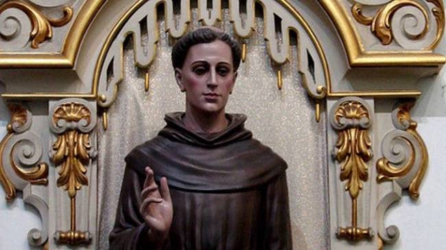 Na imagem é mostrata uma estatua do primeiro santo brasileiro, Frei Galvão.