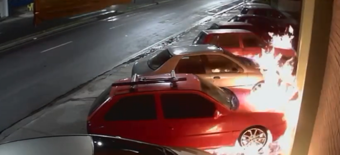 Carros estacionados são incendiados em Limeira