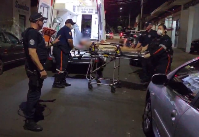 a vítima está sendo acompanhada para garantir sua segurança. A ocorrência reforça a importância de ações rápidas e denúncias em situações de violência doméstica e ameaça.