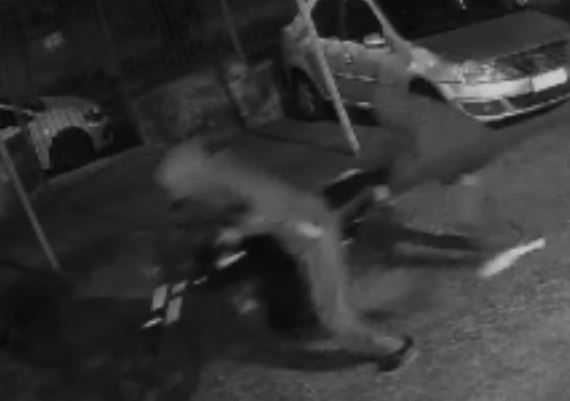 Criminosos invadem condomínio e furtam moto em Campinas Criminosos invadem condomínio e furtam moto em Campinas